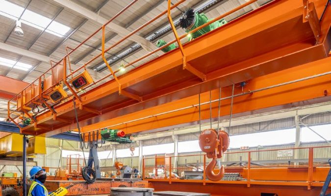 VERY COMPACT CRANE DELIVERS HIGHER THAN NORMAL LIFTING HEIGHT